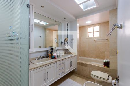 Apartamento à venda com 315m², 4 quartos e 4 vagasBanheiro da Suíte 1