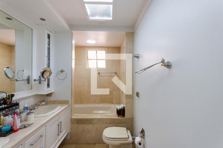 Apartamento à venda com 315m², 4 quartos e 4 vagasBanheiro da Suíte 1