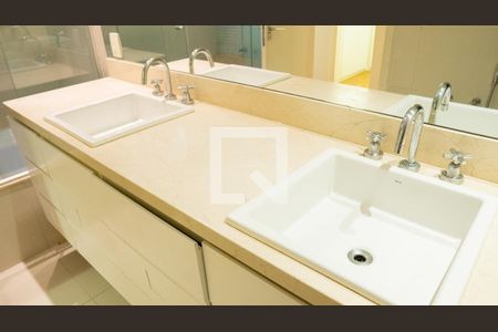 Apartamento à venda com 210m², 5 quartos e 2 vagasBanheiro da Suíte 1