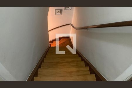 Casa à venda com 180m², 3 quartos e 2 vagas Casa à venda com 180m², 3 quartos e 2 vagasEscada