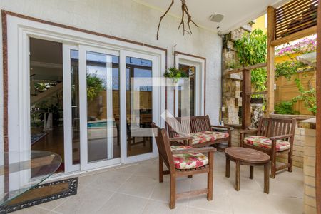 Casa de condomínio à venda com 350m², 4 quartos e 2 vagas Casa de condomínio à venda com 350m², 4 quartos e 2 vagasQuintal