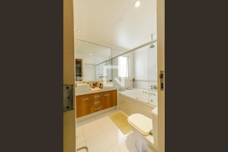 Casa de condomínio à venda com 350m², 4 quartos e 2 vagas Casa de condomínio à venda com 350m², 4 quartos e 2 vagasBanheiro da Suíte 1