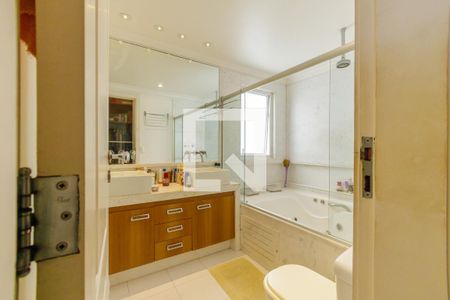 Casa de condomínio à venda com 350m², 4 quartos e 2 vagas Casa de condomínio à venda com 350m², 4 quartos e 2 vagasBanheiro da Suíte 1