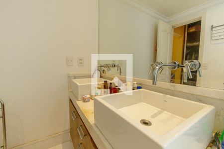 Casa de condomínio à venda com 350m², 4 quartos e 2 vagas Casa de condomínio à venda com 350m², 4 quartos e 2 vagasBanheiro da Suíte 1