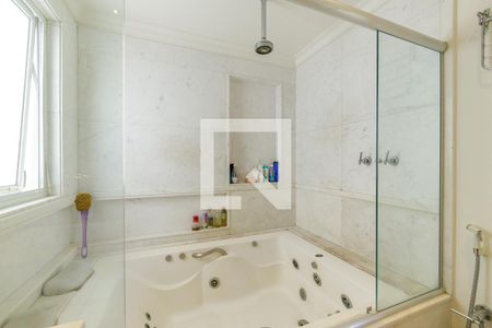 Casa de condomínio à venda com 350m², 4 quartos e 2 vagas Casa de condomínio à venda com 350m², 4 quartos e 2 vagasBanheiro da Suíte 1