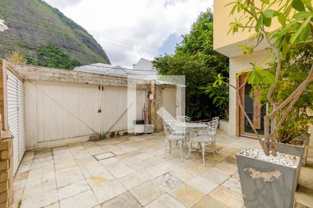 Casa de condomínio à venda com 350m², 4 quartos e 2 vagas Casa de condomínio à venda com 350m², 4 quartos e 2 vagasQuintal