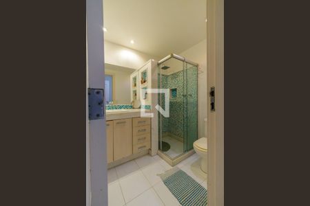 Casa de condomínio à venda com 350m², 4 quartos e 2 vagas Casa de condomínio à venda com 350m², 4 quartos e 2 vagasBanheiro da Suíte 2