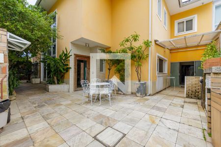 Casa de condomínio à venda com 350m², 4 quartos e 2 vagas Casa de condomínio à venda com 350m², 4 quartos e 2 vagasQuintal