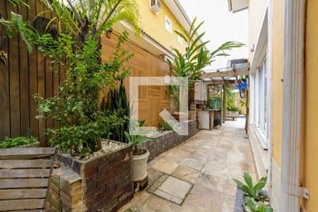 Casa de condomínio à venda com 350m², 4 quartos e 2 vagas Casa de condomínio à venda com 350m², 4 quartos e 2 vagasQuintal