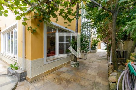 Casa de condomínio à venda com 350m², 4 quartos e 2 vagas Casa de condomínio à venda com 350m², 4 quartos e 2 vagasQuintal