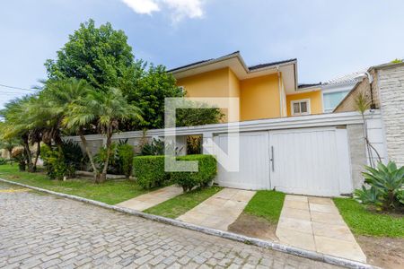 Casa de condomínio à venda com 350m², 4 quartos e 2 vagas Casa de condomínio à venda com 350m², 4 quartos e 2 vagasFachada