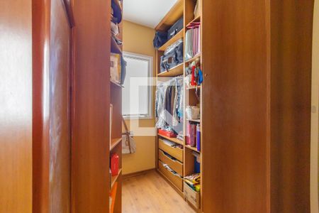 Casa de condomínio à venda com 350m², 4 quartos e 2 vagas Casa de condomínio à venda com 350m², 4 quartos e 2 vagasCloset da Suíte 1