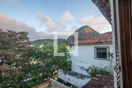 Casa à venda com 800m², 6 quartos e 3 vagasquarto vista da janela