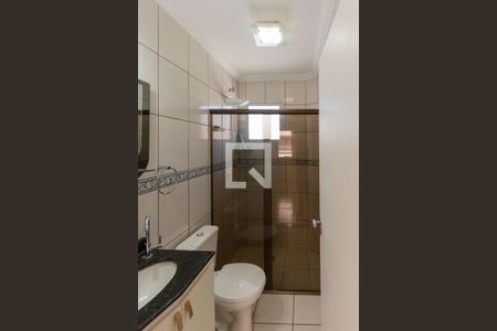 Banheiro da Suíte de casa de condomínio à venda com 3 quartos, 80m² em Parque Beatriz, Campinas