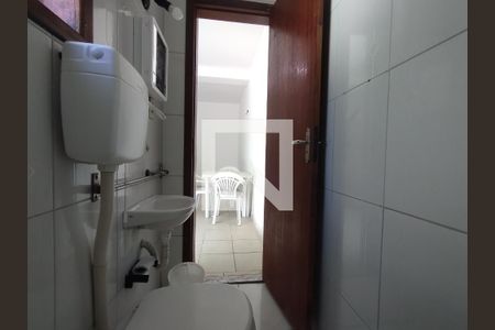 Banheiro de kitnet/studio para alugar com 1 quarto, 25m² em Ingleses do Rio Vermelho, Florianópolis