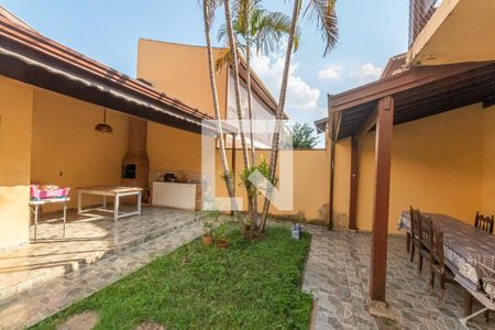 Casa à venda com 240m², 3 quartos e 3 vagas Casa à venda com 240m², 3 quartos e 3 vagasQuintal