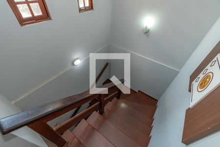 Casa à venda com 240m², 3 quartos e 3 vagas Casa à venda com 240m², 3 quartos e 3 vagasEscadas