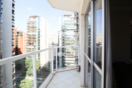 Varanda 2 de apartamento à venda com 2 quartos, 200m² em Itaim Bibi, São Paulo