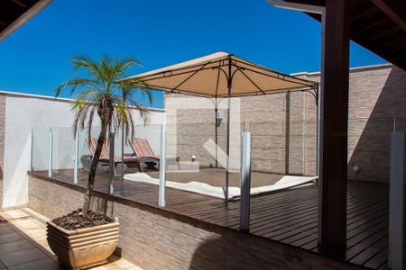 Casa à venda com 300m², 3 quartos e 4 vagasÁREA EXTERNA FUNDOS