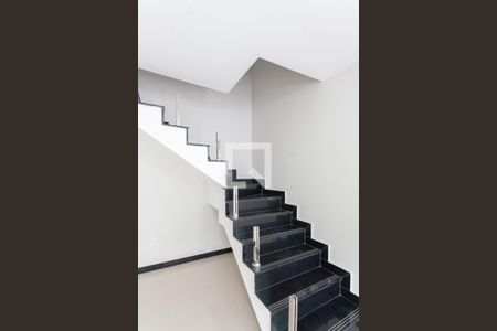 Casa à venda com 116m², 3 quartos e 2 vagas Casa à venda com 116m², 3 quartos e 2 vagasEscada