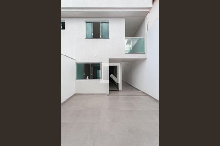 Casa à venda com 116m², 3 quartos e 2 vagas Casa à venda com 116m², 3 quartos e 2 vagasFachada