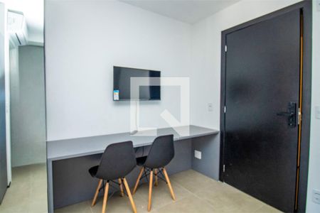 Sala, bancada com cadeiras e porta de entrada  de kitnet/studio para alugar com 1 quarto, 21m² em Moema, São Paulo