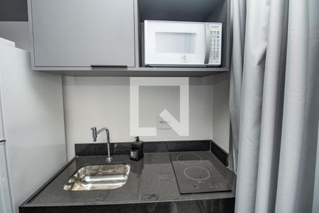 Cozinha- pia, cooktop, microondas, armários  de kitnet/studio à venda com 1 quarto, 21m² em Moema, São Paulo