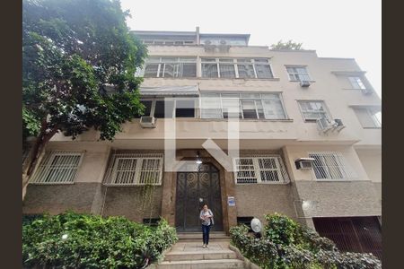 Apartamento à venda com 175m², 4 quartos e sem vagaFachada com cartaz QA