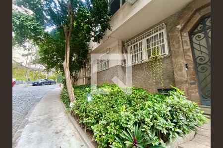 Apartamento à venda com 175m², 4 quartos e sem vagaFachada com cartaz QA