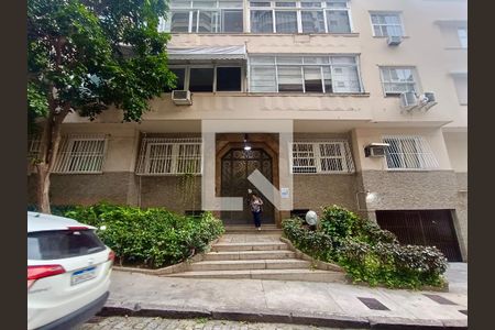 Apartamento à venda com 175m², 4 quartos e sem vagaFachada com cartaz QA