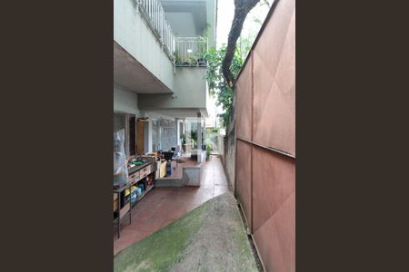 Casa à venda com 300m², 8 quartos e 4 vagasQuintal casa 02