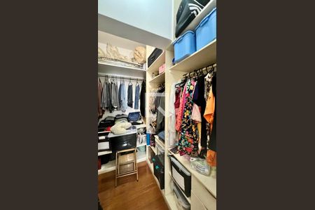 Apartamento à venda com 160m², 4 quartos e 3 vagas Apartamento à venda com 160m², 4 quartos e 3 vagascloset