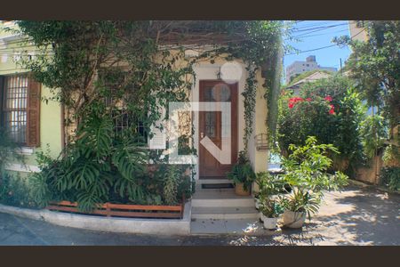 Casa à venda com 120m², 2 quartos e 2 vagas Casa à venda com 120m², 2 quartos e 2 vagasFachada