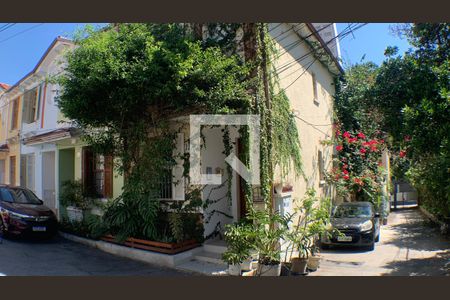 Casa à venda com 120m², 2 quartos e 2 vagas Casa à venda com 120m², 2 quartos e 2 vagasFachada
