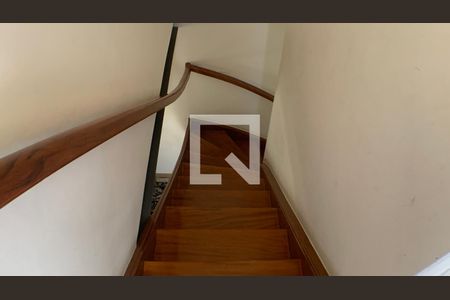 Casa à venda com 120m², 2 quartos e 2 vagas Casa à venda com 120m², 2 quartos e 2 vagasEscada
