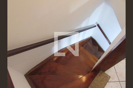 Casa à venda com 181m², 3 quartos e 2 vagasEscadas