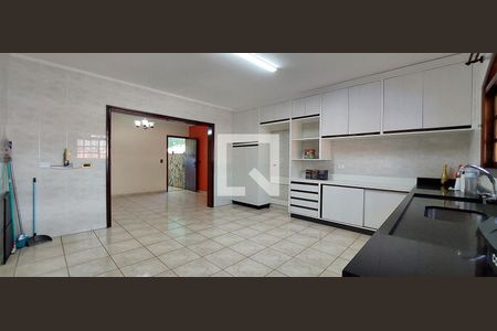 Casa à venda com 315m², 3 quartos e 4 vagasCozinha 