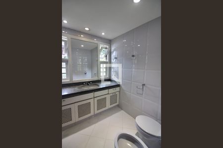 Casa à venda com 395m², 4 quartos e sem vagaBanheiro da Suíte 2