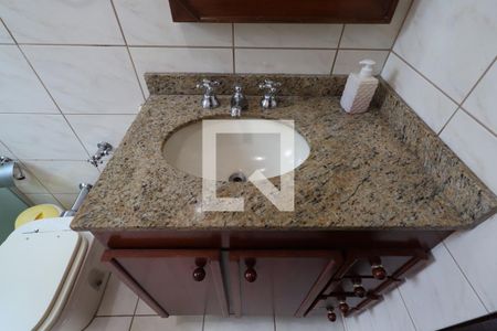 Casa à venda com 218m², 3 quartos e 3 vagasBanheiro 2