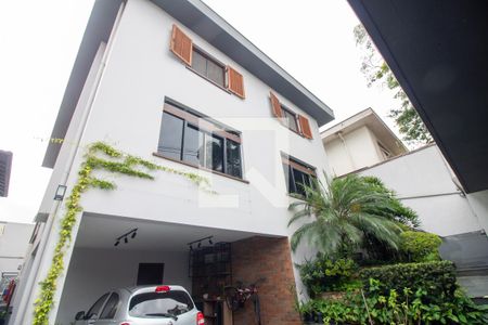 Casa à venda com 300m², 4 quartos e 4 vagas Casa à venda com 300m², 4 quartos e 4 vagasFachada