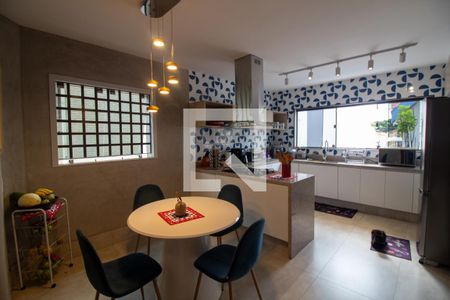 Casa à venda com 300m², 4 quartos e 4 vagas Casa à venda com 300m², 4 quartos e 4 vagasCopa