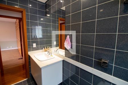 Casa à venda com 300m², 4 quartos e 4 vagas Casa à venda com 300m², 4 quartos e 4 vagasBanheiro 1