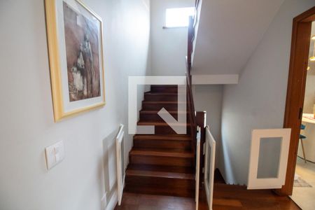 Casa à venda com 300m², 4 quartos e 4 vagas Casa à venda com 300m², 4 quartos e 4 vagasEscada