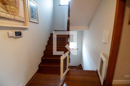 Casa à venda com 300m², 4 quartos e 4 vagas Casa à venda com 300m², 4 quartos e 4 vagasEscada