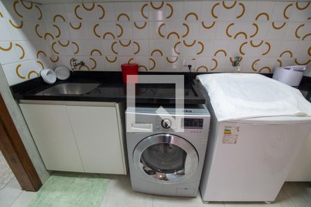 Casa à venda com 300m², 4 quartos e 4 vagas Casa à venda com 300m², 4 quartos e 4 vagasÁrea de Serviço