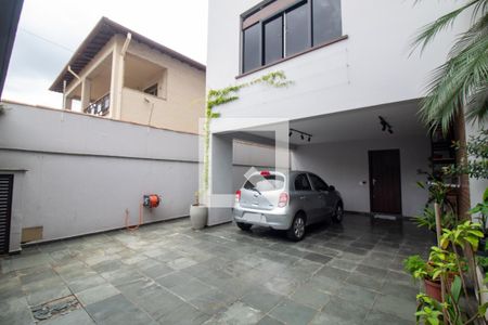 Casa à venda com 300m², 4 quartos e 4 vagas Casa à venda com 300m², 4 quartos e 4 vagasGaragem