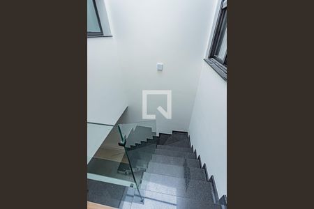 Casa à venda com 160m², 3 quartos e 2 vagasEscada