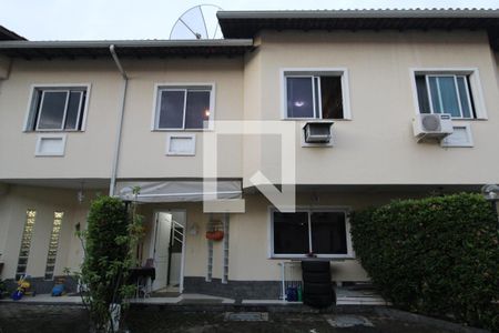 Casa de condomínio à venda com 100m², 3 quartos e 2 vagasFachada