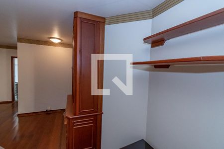 Sala de TV  de apartamento à venda com 3 quartos, 170m² em Cambuí, Campinas