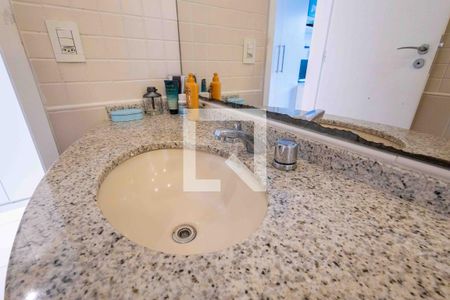 Apartamento à venda com 164m², 4 quartos e 3 vagasBanheiro da Suíte 2 e 3